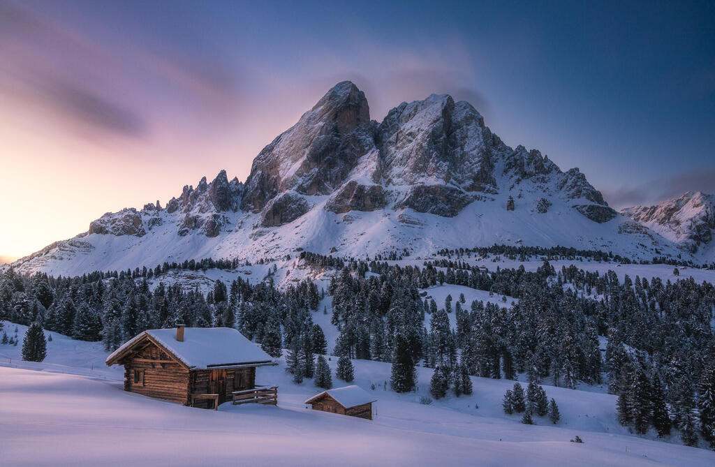 זריחה חורפית בהרי הדולומיטים