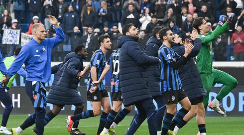 שחקני אטאלנטה חוגגים בסיום