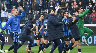 שחקני אטאלנטה חוגגים בסיום