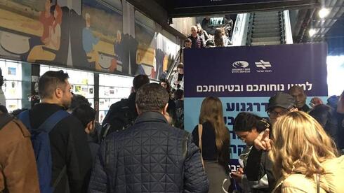 המדרגות הנעות לא עובדות בתחנת רכבת השלום ת"א - יוצר עומס רב בכניסה ביציאה