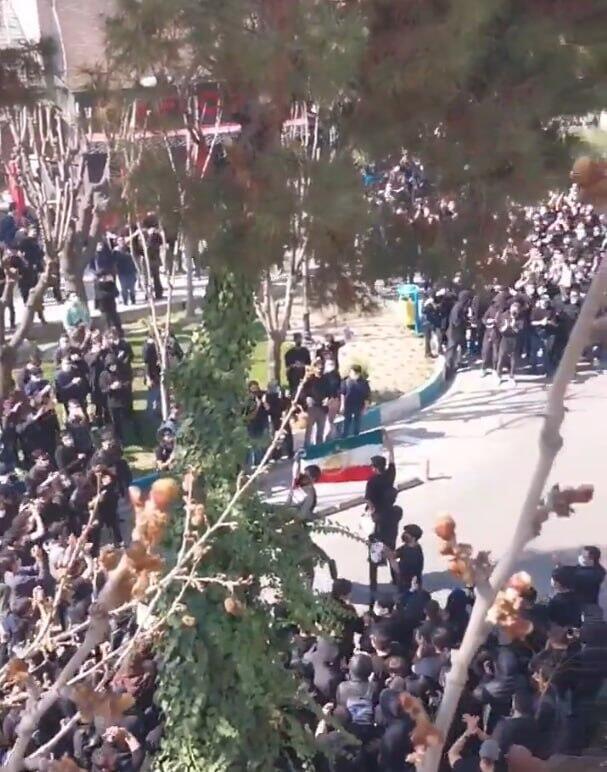 הפגנה הפגנות ב איראן אוניברסיטת שריף טהרן דגל שמש אריה עימותים 