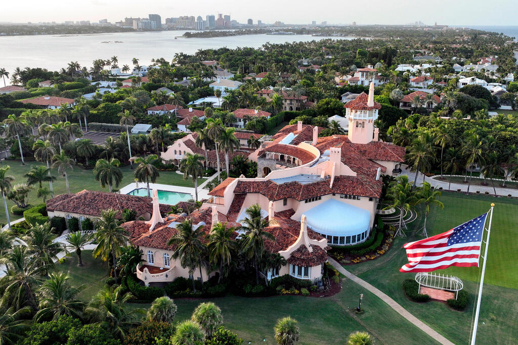 Trump's private Mar-a-Lago estate (Photo: AP Photo/Steve Helber) אחוזת מאר א-לאגו של טראמפ ב פלורידה 2022