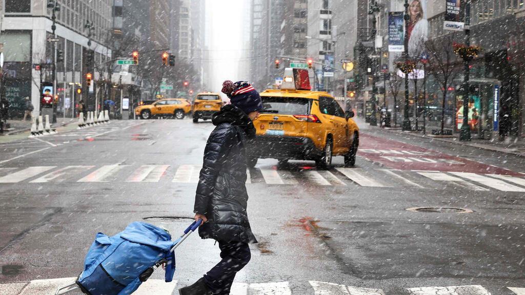ניו יורק נערכת לסופת שלגים