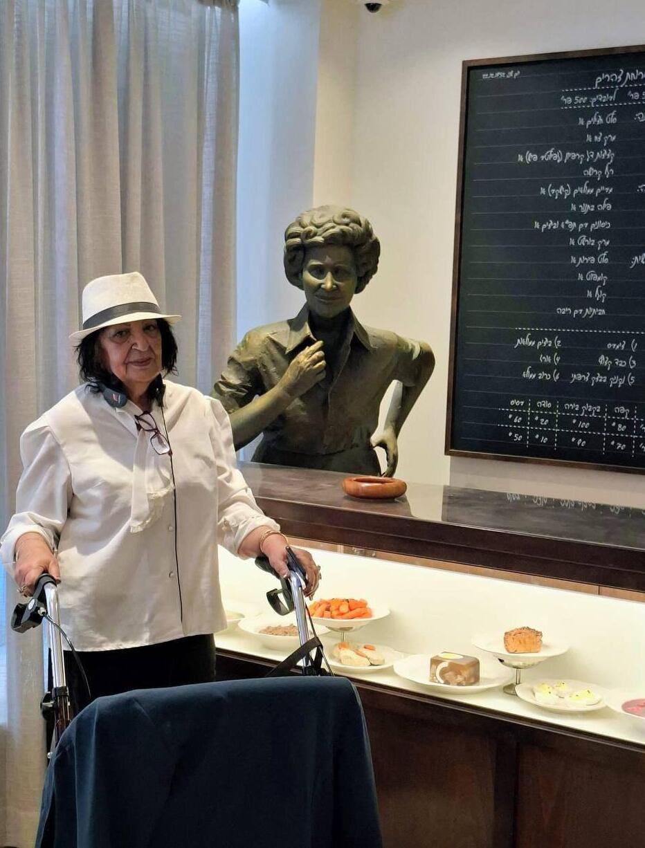 אתי אברהמי לצד פסלה של ברטה אחותה, במוזיאון הכנסת בירושלים 