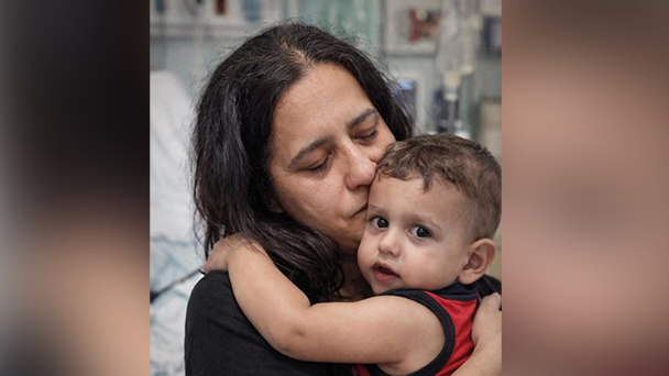 איטליה אבלה וכועסת: דומניקו מת בעקבות השתלת לב כושלת, בתמונה: עם אמו פטריציה