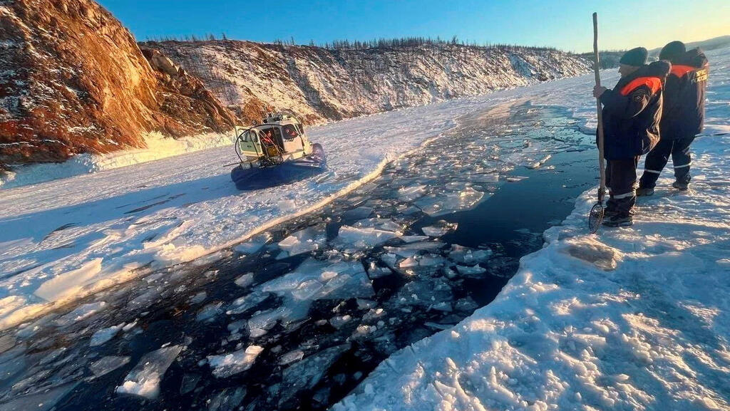 Frozen Lake Baikal, which holds 20% of the world’s unfrozen freshwater reserves (Photo: THIRD PARTY MANDATORY CREDIT REUTERS ) רוסיה מאמצי חילוץ אוטובוס תיירים אגם בייקל העמוק בעולם