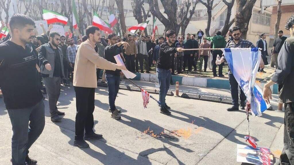 Сторонники режима жгут флаги США и Израиля שריפת דגלי ארצות הברית וישראל באוניברסיטת שריף