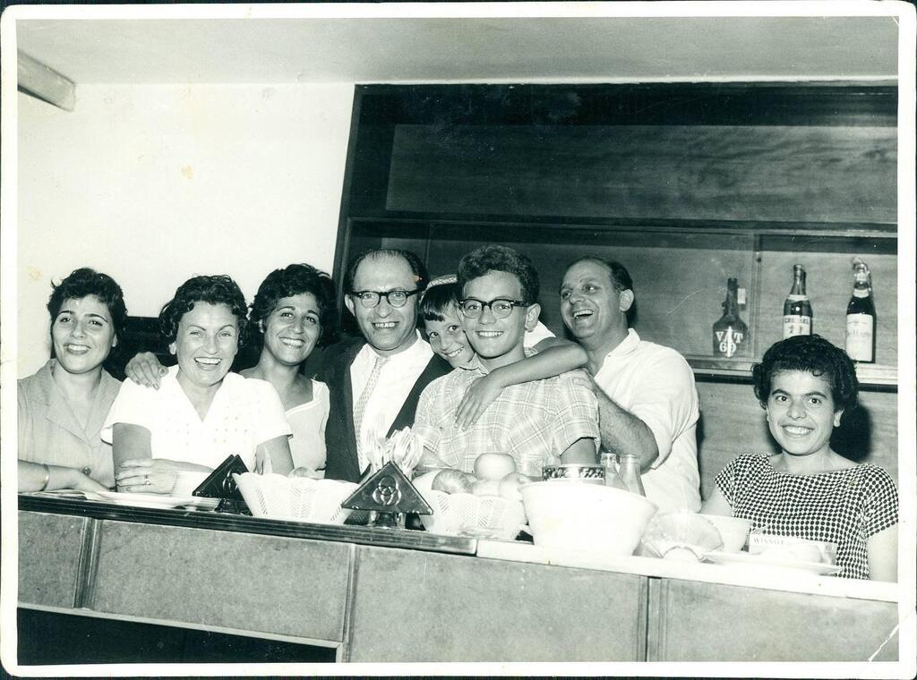 מזנון הכנסת: ראש הממשלה מנחם בגין ולצידו ברטה ועובדי מזנון נוספים