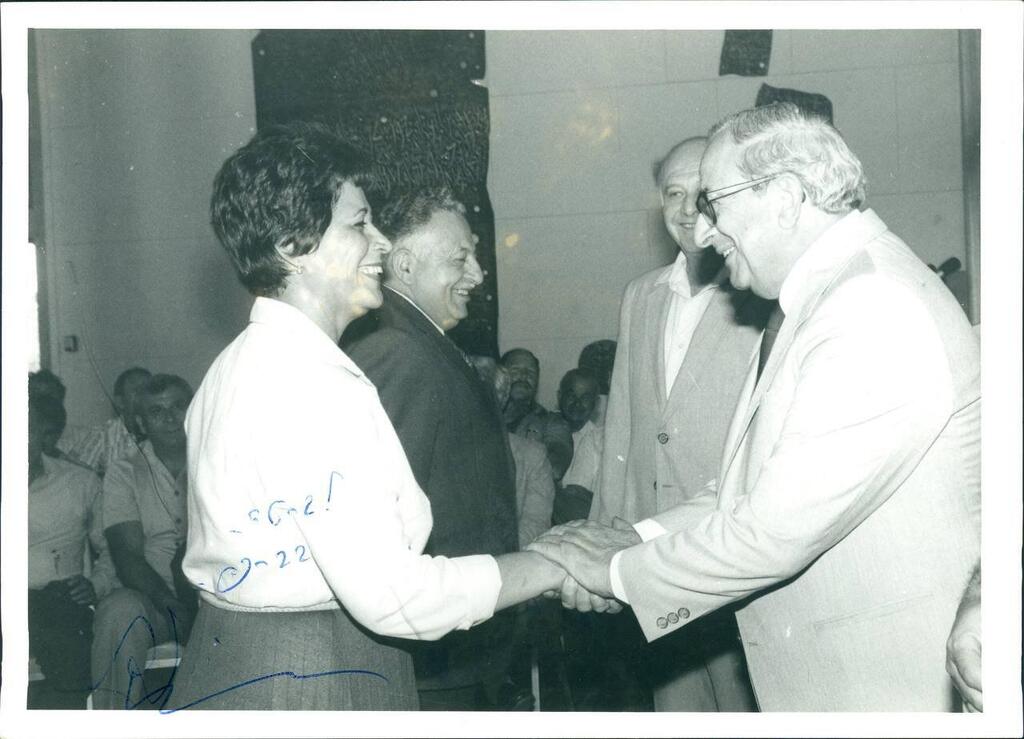 ברטה לוחצת את ידו של נשיא המדינה יצחק נבון