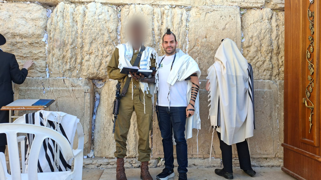 B. stands alongside Uzi Brenner at the Western Wall plaza (Photo: Big Brother for Lone Soldiers) ב' ועוזי ברנר על רחבת הכותל המערבי