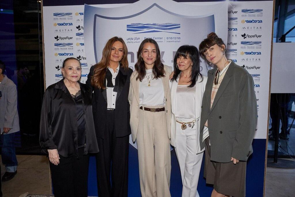 אבירות אחת אחת. נגה ארז, גלי עטרי, לוסי אהריש, אופירה אסייג וגילה אלמגור (צילום: שוקה כהן) אירוע מרכז פרס לשלום אבירות אופירה אסייג