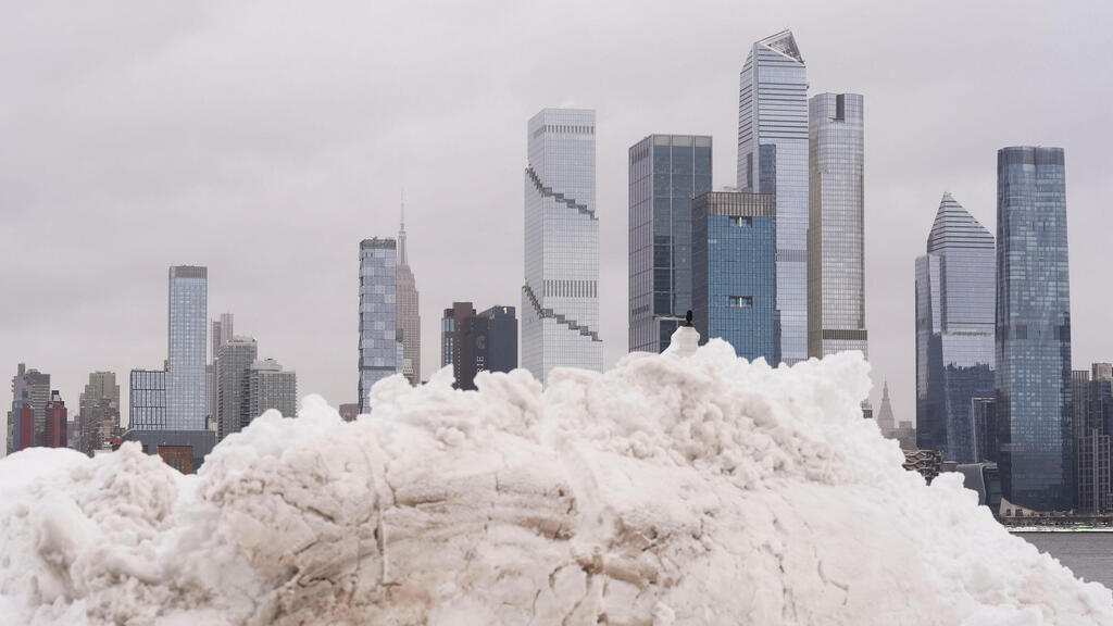 Snow in New York (Photo: Seth Wenig/ AP) שלג בניו יורק