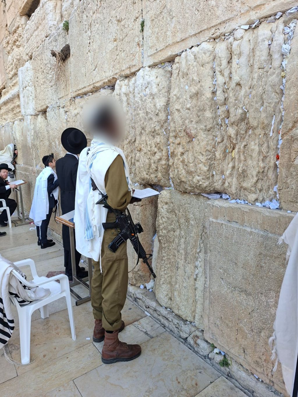B. prays at the Western Wall (Photo: Big Brother for Lone Soldiers) ב' נושא תפילה בכותל המערבי