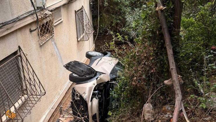 רכב התדרדר ונפל לחצר בניין מגורים ברח' אדמונד פלג בחיפה
