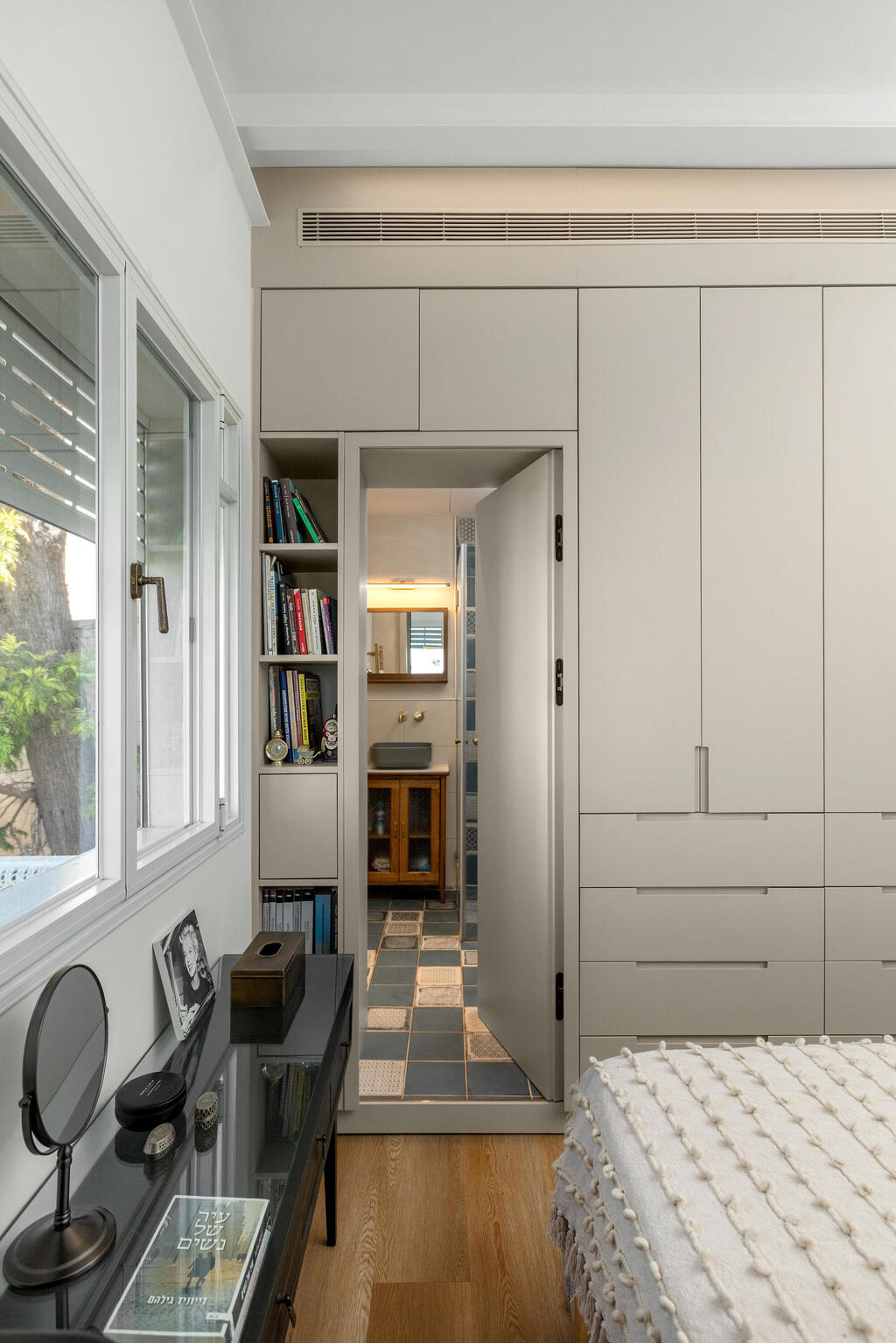 The couple’s blue-toned bathroom (Photo: Shiran Carmel) שיפוץ דירה בתל אביב, עיצוב: יוליה חנדז'י