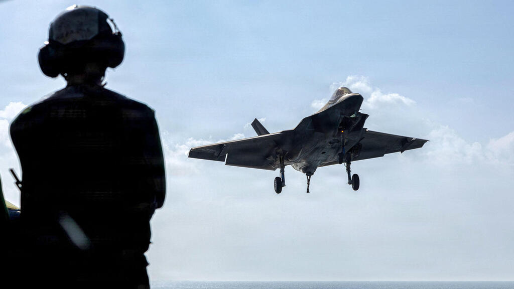 מטוס F-35C  של חיל הנחתים האמריקאי מוכן לשיגור מהסיפון  של נושאת המטוסים אברהם לינקולן