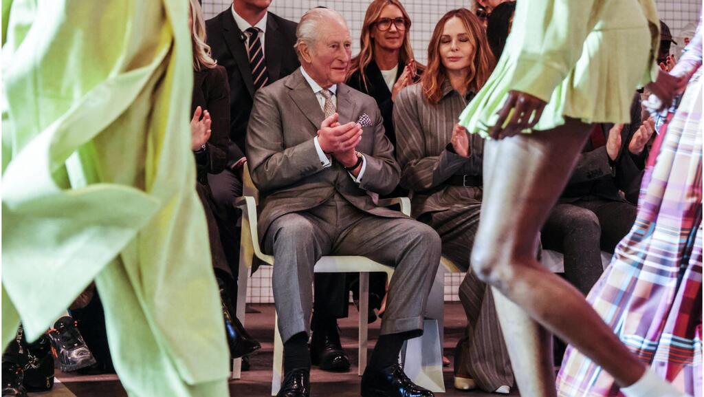 המלך צ'ארלס וסטלה מקרטני בתצוגת סתיו-חורף 2026-27 של טולו קוקר בשבוע האופנה בלונדון