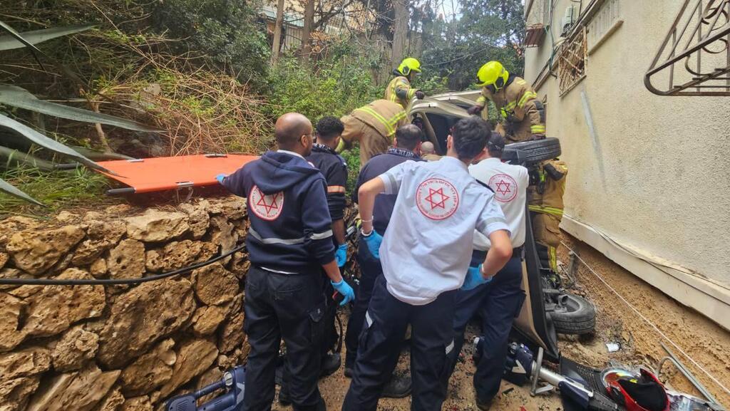 רכב התדרדר ונפל לחצר בניין מגורים ברח' אדמונד פלג בחיפה
