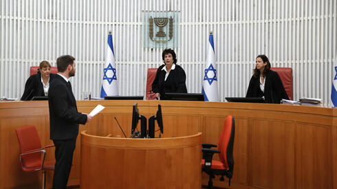 השופטות בכניסה לדיון