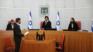 השופטות בכניסה לדיון