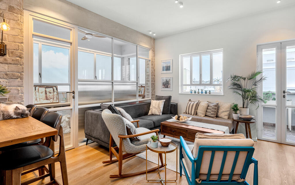 The family living room in an eclectic style, with new furniture alongside old pieces (Photo: Shiran Carmel) שיפוץ דירה בתל אביב, עיצוב: יוליה חנדז'י