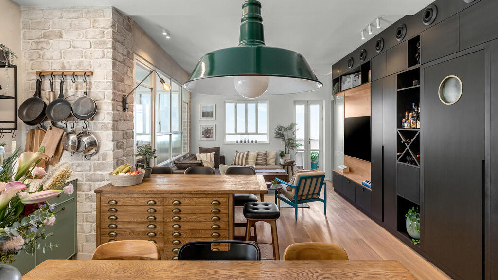 They wanted to combine rustic and urban styles (Photo: Shiran Carmel) שיפוץ דירה בתל אביב, עיצוב: יוליה חנדז'י