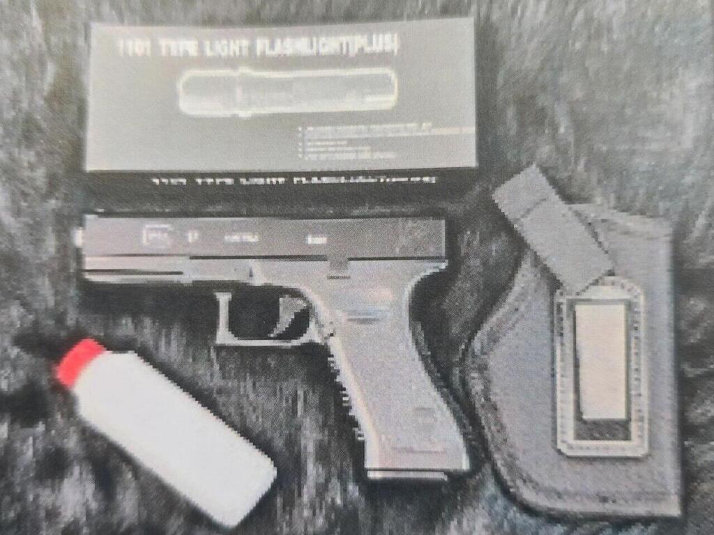 Weapons seized in the arrest raid (Photo: Israel Police spokesperson) סיכול פיגוע ירי בכרמיאל