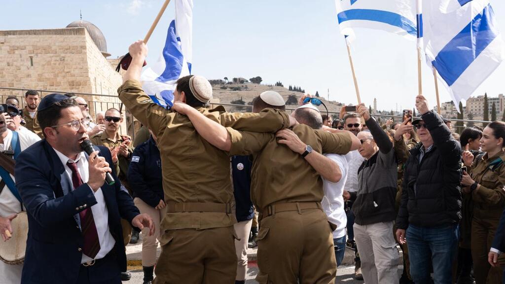 Celebrations during a ceremony held at the Western Wall plaza (Photo: Big Brother for Lone Soldiers) החגיגות בטקס שנערך ברחבת הכותל המערבי