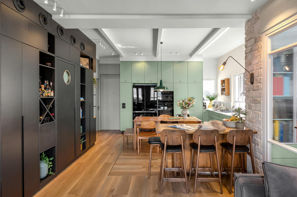 Instead of three rooms across 1,044 sq.ft, the apartment was efficiently redivided (Photo: Shiran Camel) שיפוץ דירה בתל אביב, עיצוב: יוליה חנדז'י