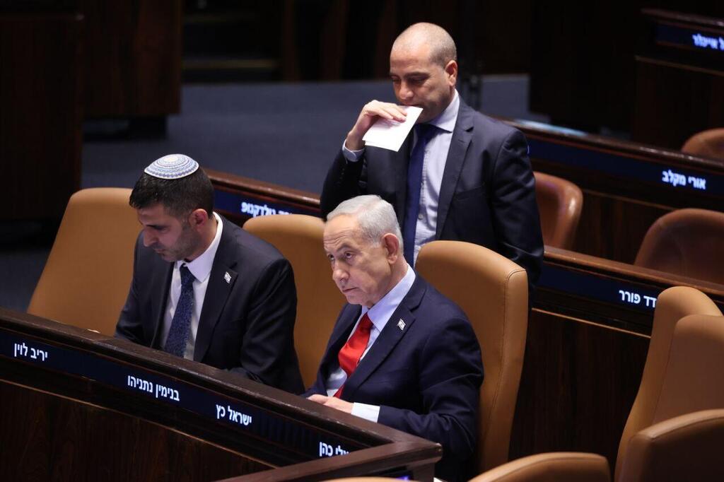 Benjamin Netanyahu and Shlomo Karhi (Photo: Alex Kolomoisky) רה"מ בנימין נתניהו ושלמה קרעי במליאה - דיון 40 חתימות