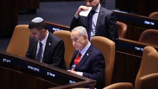 רה"מ בנימין נתניהו ושלמה קרעי במליאה - דיון 40 חתימות