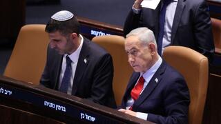 רה"מ בנימין נתניהו ושלמה קרעי במליאה - דיון 40 חתימות