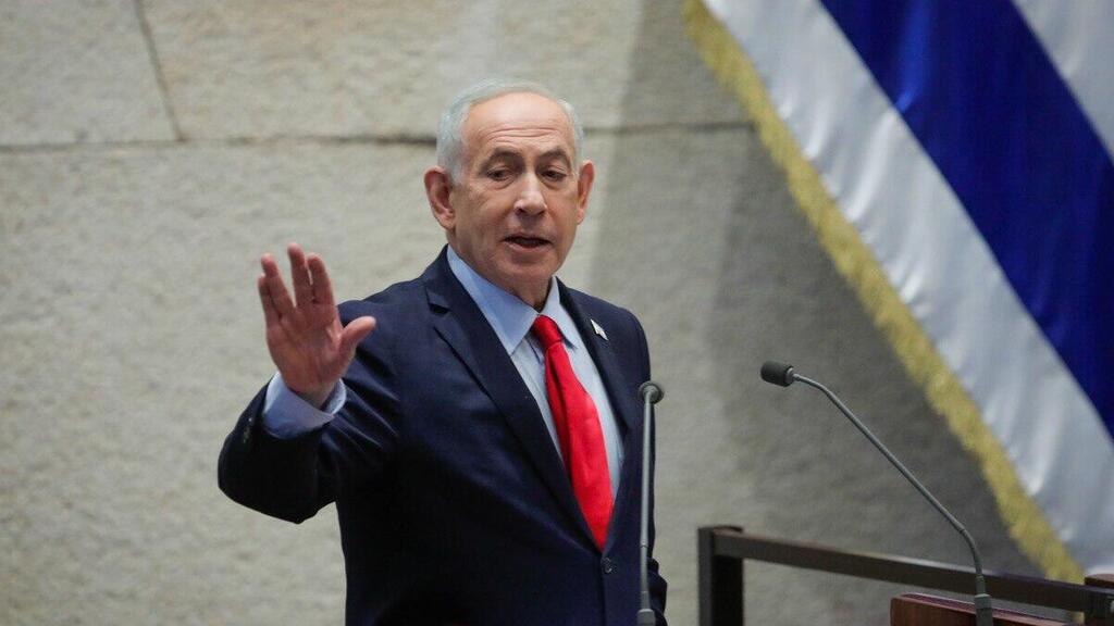 Биньямин Нетаниягу на трибуне кнессета (Фото: Шалев Шалом) רה"מ בנימין נתניהו במליאה - דיון 40 חתימות