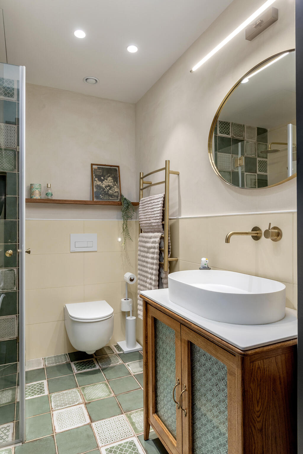 A green-toned bathroom for the girls (Photo: Shiran Carmel) שיפוץ דירה בתל אביב, עיצוב: יוליה חנדז'י