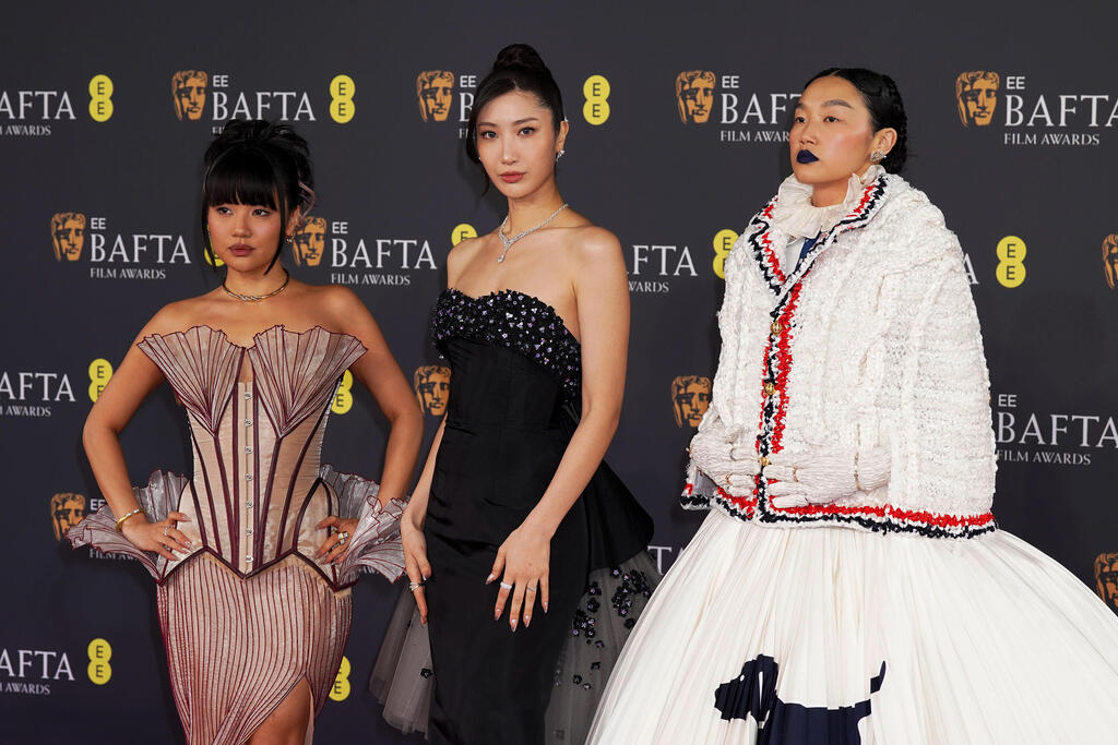 Not a classic look for the British ceremony: Audrey Nuna, Ejae, and Rei Ami on the red carpet (Photo: Dominic Lipinski/Getty Images) אודרי נונה, איאג'יי וריי אמי בטקס פרסי הקולנוע הבריטיים, 2026