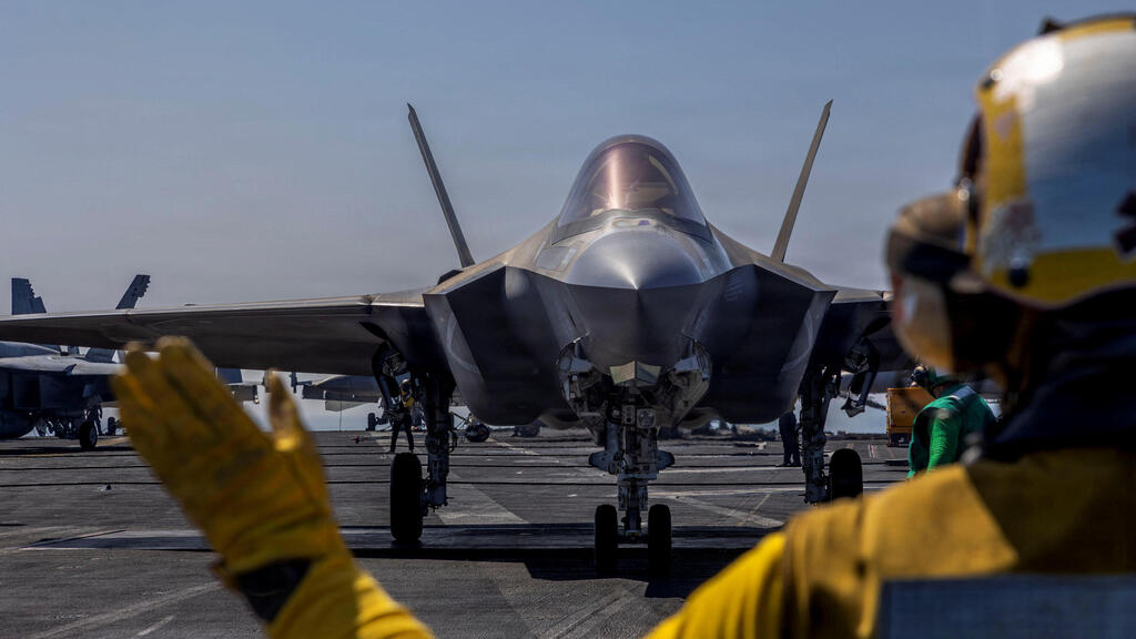Самолет F-35C на палубе авианосца Abraham Lincoln (Фото: U.S. Navy/Mass Communication Specialist Seaman Daniel Kimmelman/Handout via REUTERS) מטוס F-35C של חיל הנחתים האמריקאי מוכן לשיגור מהסיפון של נושאת המטוסים אברהם לינקולן