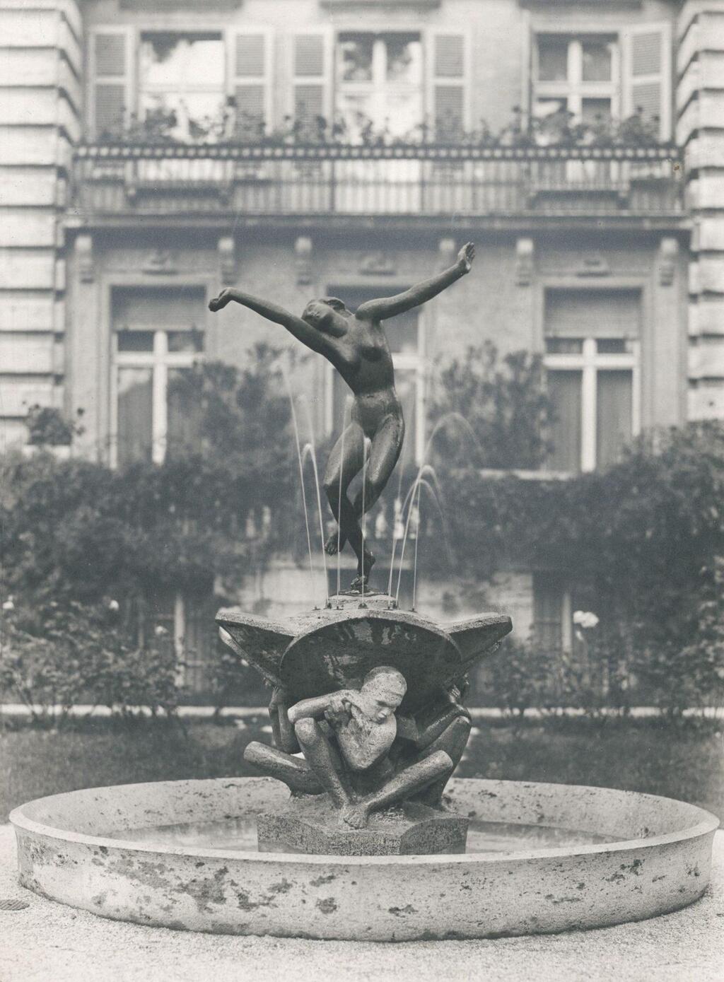 The sculpture in the courtyard of the Georg Kolbe Museum in Berlin (Photo: Georg Kolbe Museum) פסל הריקוד בחצר מוזיאון גאורג קולבה בברלין
