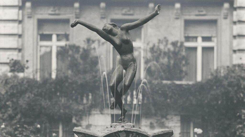 פסל הריקוד בחצר מוזיאון גאורג קולבה בברלין