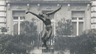 פסל הריקוד בחצר מוזיאון גאורג קולבה בברלין