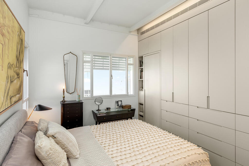 A combination of ample storage and vintage furniture (Photo: Shiran Carmel) שיפוץ דירה בתל אביב, עיצוב: יוליה חנדז'י