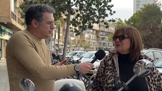 אסי צובל ואחת התושבות במשאל הרחובות