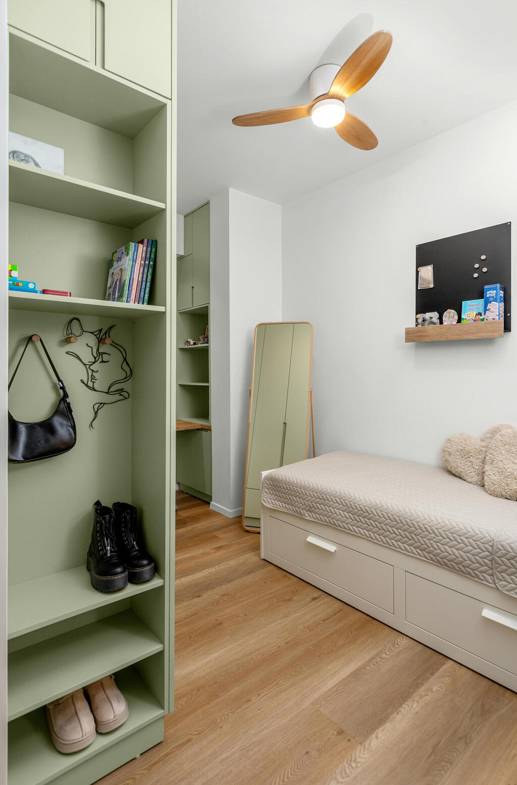 One of the girls’ bedrooms, with a connecting door to her sister’s room (Photo: Shiran Carmel) שיפוץ דירה בתל אביב, עיצוב: יוליה חנדז'י