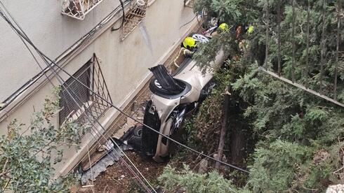 רכב התדרדר ונפל לחצר בניין מגורים ברח' אדמונד פלג בחיפה
