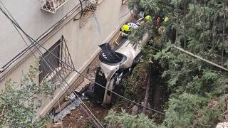 רכב התדרדר ונפל לחצר בניין מגורים ברח' אדמונד פלג בחיפה