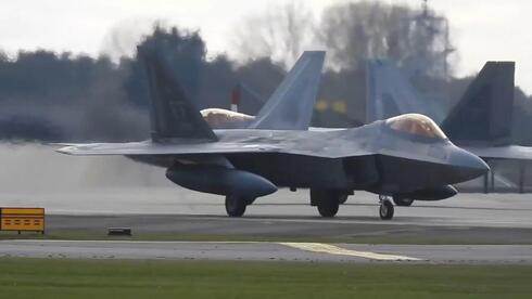  המראת מטוסי F-22 מבריטניה 