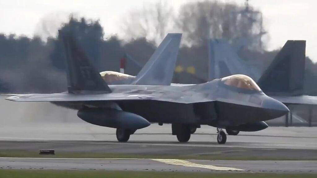  המראת מטוסי F-22 מבריטניה 