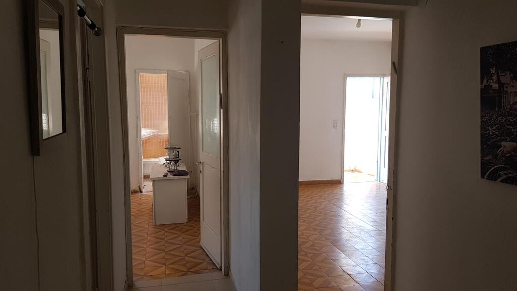 The apartment before the renovation (Photo: Julia Handji) הדירה לפני שיפוץ
