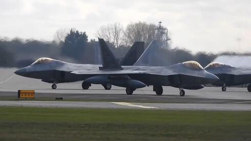  המראת מטוסי F-22 מבריטניה 