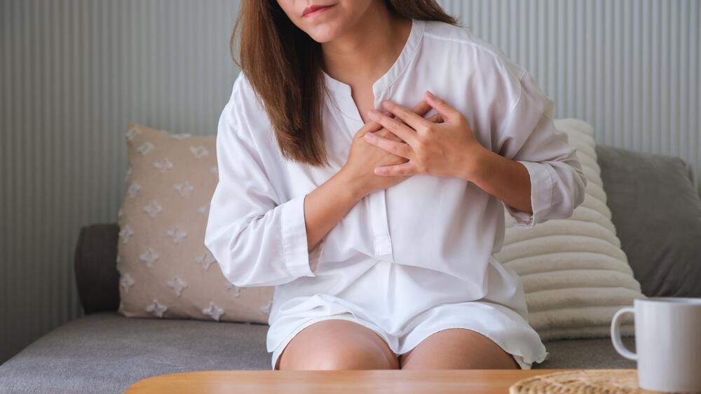 Women may feel this heart attack warning sign days or weeks before chest pain (Photo: Shutterstock) התקף לב נשים תסמינים לחץ בחזה