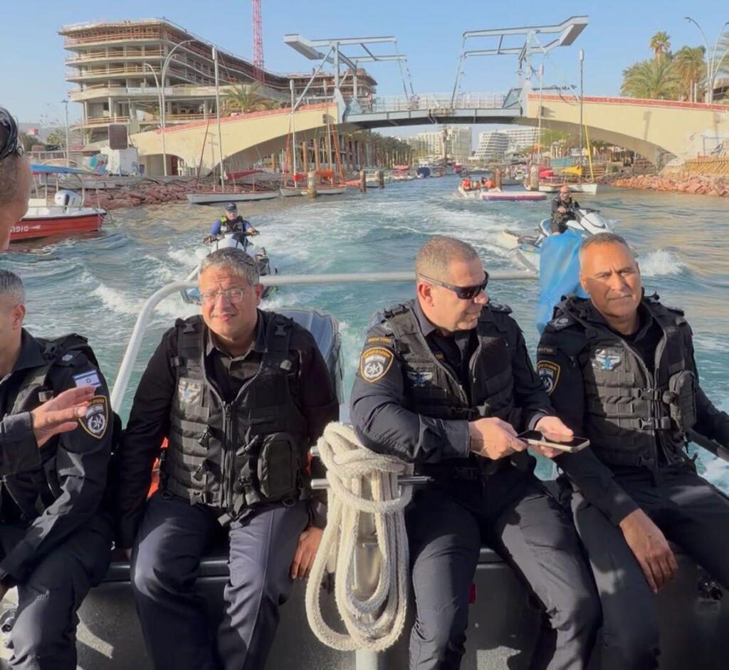 איתמר בן גביר, עם ממ"ז דרום חיים בובליל, בסירה משטרתית באילת